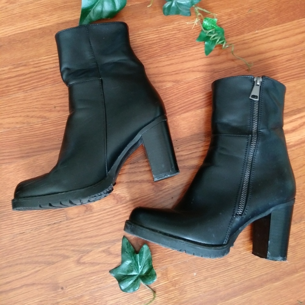 Classic mid-caf black boots! 1 1/2 inch heel